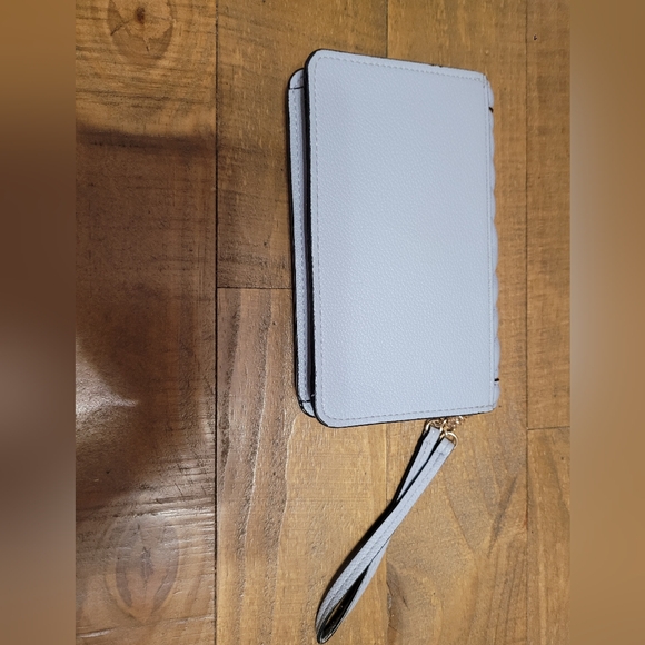 💥REDUCED💥VICTORIA'S SECRET TECH WRISTLET LIMITED EDITION COLOR- SKYFLOWER - Picture 2 of 6